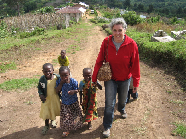 Spaziergang mit tansanischen Kindern